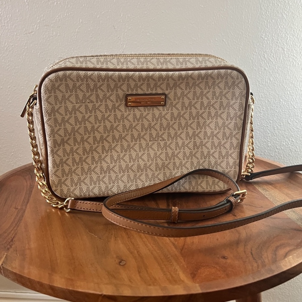Michael Kors Signature Jet Set Crossbody Bag